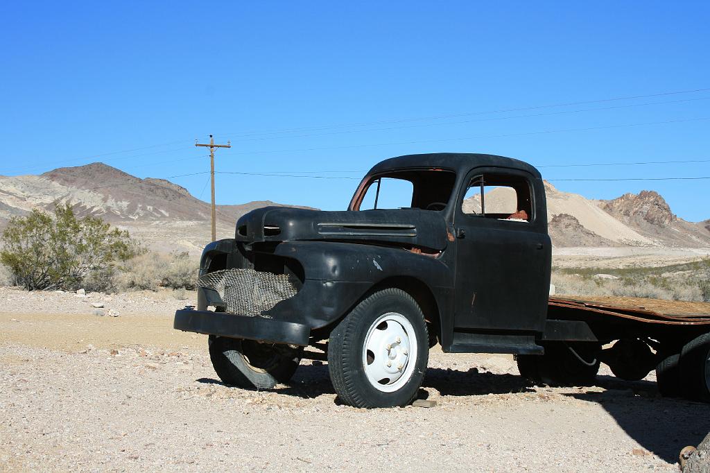 20081022 death valley 082.jpg - Rhyolite - Broken pickup truck